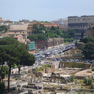 Blick auf Forum Romanum und Colosseum vom Nationaldenkmal