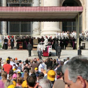 Benedikt XVI. auf dem Papamobil