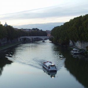 abendliche Bootsfahrt auf dem Tiber