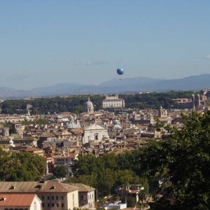 Blick vom Gianicolo mit Ballon in der Villa Borghese