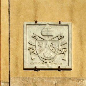 Ppstliches Wappen an S. Silvestro