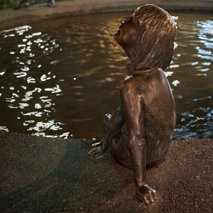 Aachen, Mädchen am Geldbrunnen