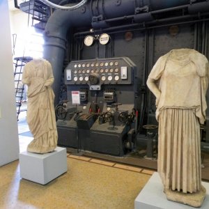 Centrale Montemartini - Statue der Hygeia (links) und der Hestia (rechts)