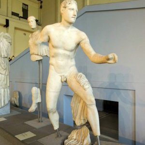 Centrale Montemartini - Statue des Theseus, Tempel des Apollo Sosianus