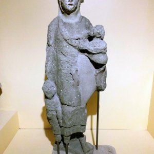 Centrale Montemartini - Statue einer Frau mit Kind -gefunden 1878 Via Tiburtina
