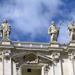Fassade von St. Peter - Heilige Philippus, Thomas und Jakobus der Ältere