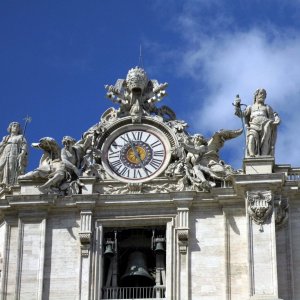 Glocke und Uhr von St. Peter - links Hl. Thaddäus, rechts Hl. Matthäus