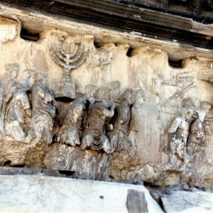 Titusbogen-Relief