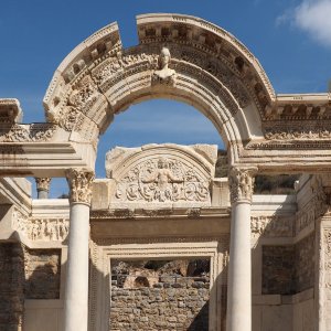 Portal des Hadrianstempels