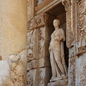 Statue der Weisheit an der Celsus-Bibliothek