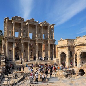 Celsus-Bibliothek und Mazeus und Midratestor