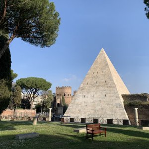 23-Piramide-di-Caio-Cestio.jpg