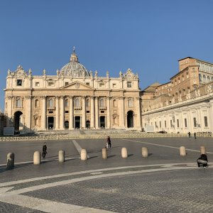 35-Petersplatz-Petersdom-am-fruehen-Morgen.jpg