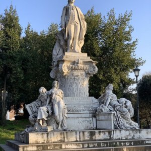 57-Goethe-Denkmal-im-Park.jpg