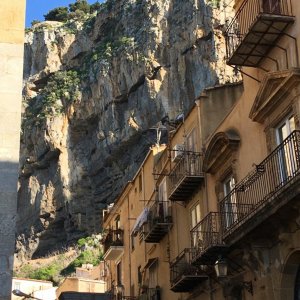 Cefalù Blick zu den Felsen oberhalb des Ortes