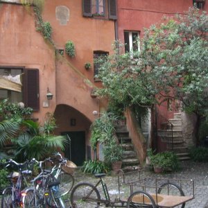 Arco degli Acetari, Via del Pellegrino