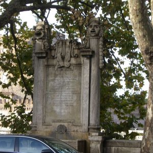 Brunnen am Lungotevere Tor di Nona