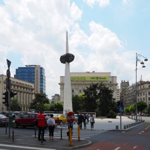 Revolutionsplatz mit Denkmal der Wiedergeburt