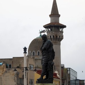 Ovid-Statue und Turm der Carol-I.-Moschee