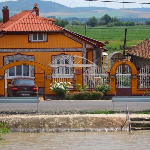 Farbenfrohes Haus am Donauufer