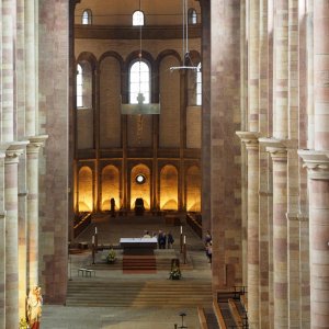 Dom zu Speyer Blick vom Kaisersaal in den Altarraum