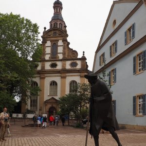 Jakobspilger vor der Dreifaltigkeitskirche