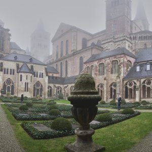 Trier Dom Kreuzgang.jpg