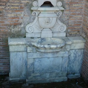 Brunnen am Baptisterium