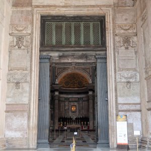 Pantheon -Vorhalle mit Bronzeportal