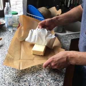 Die weiche Butter in Backpapier "einpacken"
