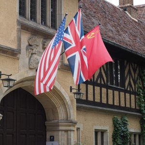 Alliierte Flaggen am Schloß Cäcilienhof