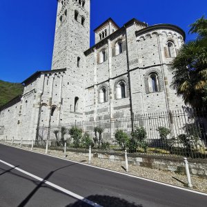 Como Basilika Sant'Abbondio außen.jpg