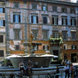 Brunnen auf der Piazza Farnese