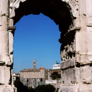 Forum Romanum - Blick durch den Titus-Bogen zum Kapitol