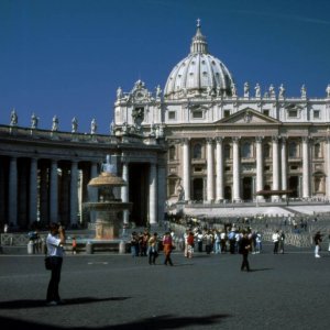 Petersplatz (Piazza San Pietro) mit Petersdom