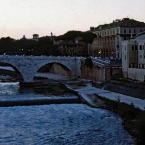 Ponte Cestio in der Abenddämmerung