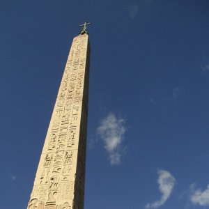 Obelisk vor römischem Blau