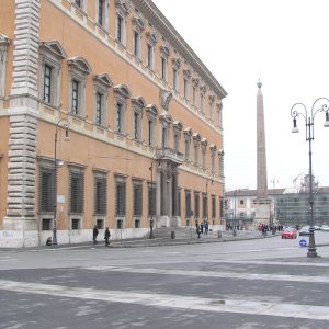 Obelisk an der Piazza Giovanni Paolo II