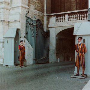 Schweizergardisten am Arco delle Campane
