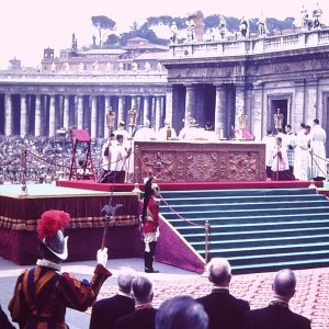 Nobelgardist bei Papstmesse