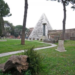 Campo Cestio Pyramide