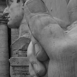 Kapitol Konstantin zeigt sich den Finger
