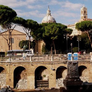 Blick ber die Via dei Fori Imperiali auf das Forum Romanum