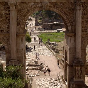 Durchblick  durch den Septimius Severus Bogen auf die Via Sacra (2007)