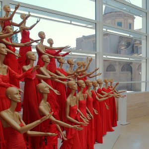Valentino-Puppen im Museum Ara Pacis (2007)