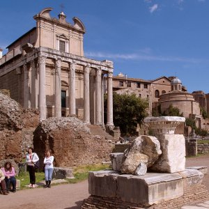 Tempel des Augustus Pius und der Faustina  und Tempel des Romulus