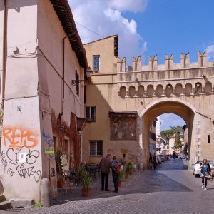 Porta settimiana in Trastevere
