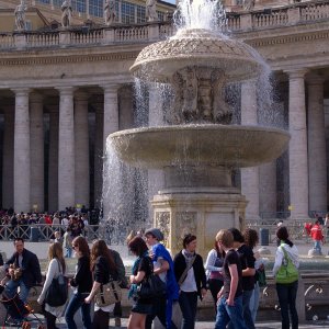 Brunnen auf dem Petersplatz vor Kolonaden