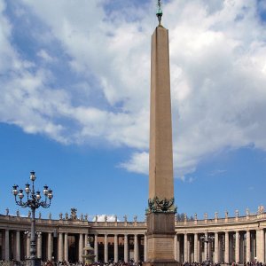 Obelisk auf dem Petersplatz vor Kolonaden