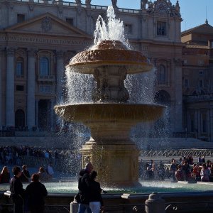 Brunnen auf dem Petersplatz im Streiflicht